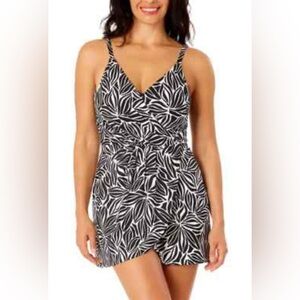 NWT Lands’ End Swim Dress 🖤✨ Flowy, Supportive & Flattering